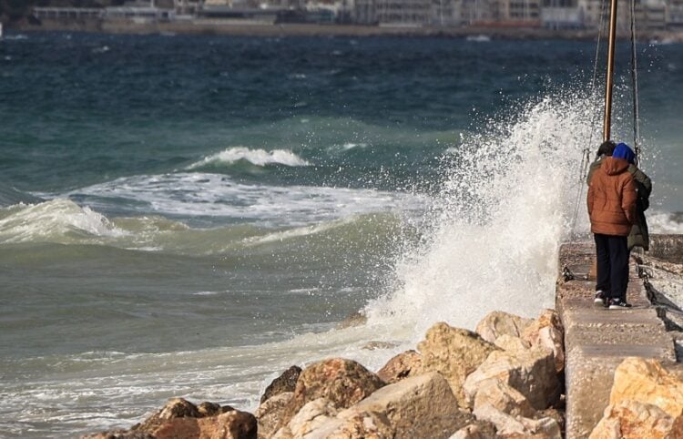 Κύματα στη θάλασσα σε παραλία της Αττικής (φωτ.: EUROKINISSI / Γιώργος Κονταρίνης)