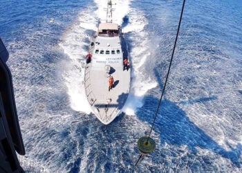 Σκάφος και ελικόπτερο του Κυπριακού Κέντρου Ναυτικής Έρευνας και Διάσωσης (φωτ.: Facebook / JRCC Larnaca - ΚΣΕΔ Λάρνακας)