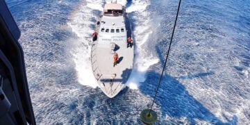 Σκάφος και ελικόπτερο του Κυπριακού Κέντρου Ναυτικής Έρευνας και Διάσωσης (φωτ.: Facebook / JRCC Larnaca - ΚΣΕΔ Λάρνακας)
