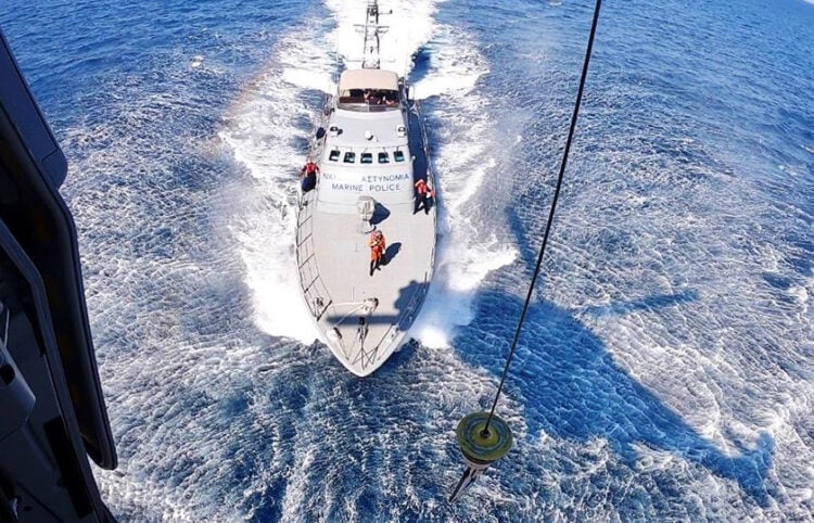 Σκάφος και ελικόπτερο του Κυπριακού Κέντρου Ναυτικής Έρευνας και Διάσωσης (φωτ.: Facebook / JRCC Larnaca - ΚΣΕΔ Λάρνακας)