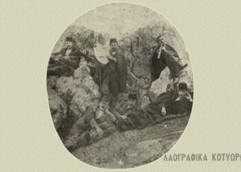 Η λεζάντα στο βιβλίο γράφει: «Οι οργανοπαίχτες των Κοτυώρων με παραθεριστές στο Τσάμπαση», ενώ στη φωτογραφία υπάρχει η ημερομηνία 11 Ιουλίου 1906 (πηγή: epm.gr)