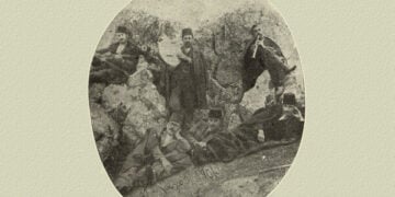 Η λεζάντα στο βιβλίο γράφει: «Οι οργανοπαίχτες των Κοτυώρων με παραθεριστές στο Τσάμπαση», ενώ στη φωτογραφία υπάρχει η ημερομηνία 11 Ιουλίου 1906 (πηγή: epm.gr)