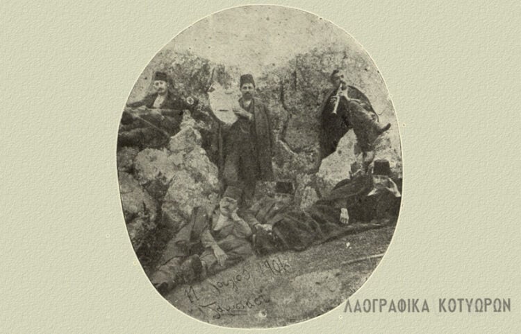 Η λεζάντα στο βιβλίο γράφει: «Οι οργανοπαίχτες των Κοτυώρων με παραθεριστές στο Τσάμπαση», ενώ στη φωτογραφία υπάρχει η ημερομηνία 11 Ιουλίου 1906 (πηγή: epm.gr)