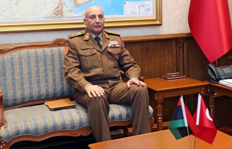 O Μοχάμεντ Αλί Άχμεντ αλ Χαντάντ σε στιγμιότυπο από τη συνάντησή του με τον Τούρκο υπουργό Άμυνας Γιασάρ Γκιουλέρ. Τρίτη 23 Δεκεμβρίου 2025 (φωτ.:  Υπουργείο Άμυνας της Τουρκίας)