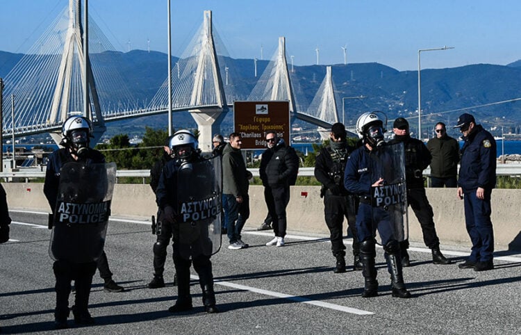 MAT μπλοκάρουν την πρόσβαση στη Γέφυρα Ρίου-Αντιρρίου, Τετάρτη 10 Δεκεμβρίου 2025 (φωτ.: EUROKINISSI)