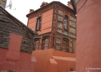 Κτηριακό σημείο της Μεγάλης του Γένους Σχολής, που σχεδόν εφάπτεται με το ναό της Παναγίας Μουχλίου (φωτ.: Θωμαΐς Κιζιρίδου)