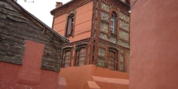 Κτηριακό σημείο της Μεγάλης του Γένους Σχολής, που σχεδόν εφάπτεται με το ναό της Παναγίας Μουχλίου (φωτ.: Θωμαΐς Κιζιρίδου)