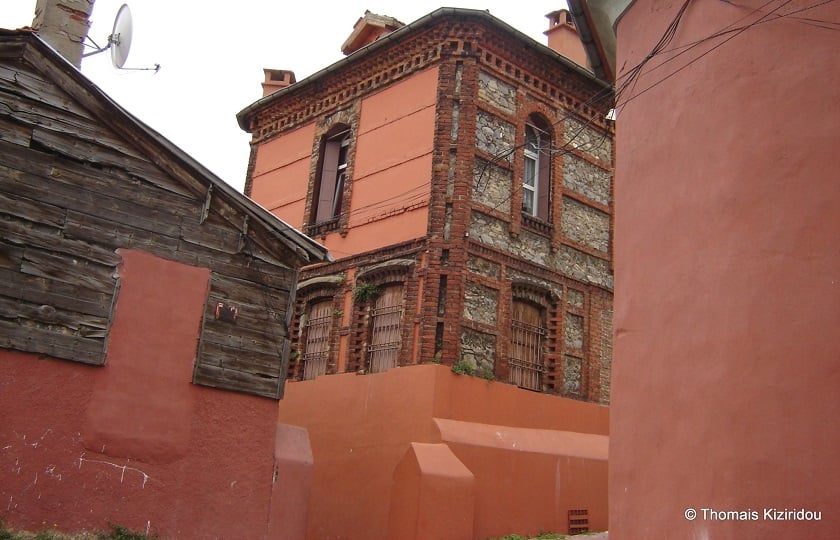 Κτηριακό σημείο της Μεγάλης του Γένους Σχολής, που σχεδόν εφάπτεται με το ναό της Παναγίας Μουχλίου (φωτ.: Θωμαΐς Κιζιρίδου)