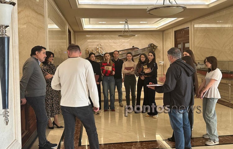 Στιγμιότυπο από την επίσκεψη στο Μέγαρο της Aegean και της Ναυτεμπορικής, στον Πειραιά (φωτ.: Γεωργία Βορύλλα)