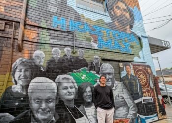 «Η Καστοριά μας» κοσμεί πλέον το δρομάκι του Coburg North στη Μελβούρνη. Στη φωτογραφία διακρίνεται ο καλλιτέχνης που το δημιούργησε, ο Αντώνης Δεσποτέλλης (φωτ.: TheGreekHerald.com.au)