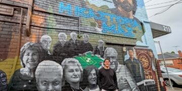 «Η Καστοριά μας» κοσμεί πλέον το δρομάκι του Coburg North στη Μελβούρνη. Στη φωτογραφία διακρίνεται ο καλλιτέχνης που το δημιούργησε, ο Αντώνης Δεσποτέλλης (φωτ.: TheGreekHerald.com.au)