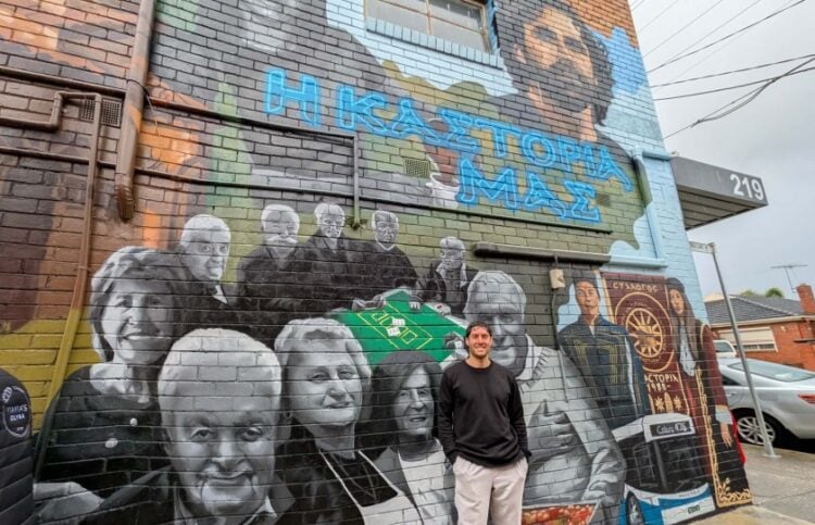 «Η Καστοριά μας» κοσμεί πλέον το δρομάκι του Coburg North στη Μελβούρνη. Στη φωτογραφία διακρίνεται ο καλλιτέχνης που το δημιούργησε, ο Αντώνης Δεσποτέλλης (φωτ.: TheGreekHerald.com.au)