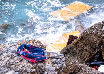 Συντρίμμια και προσωπικά αντικείμενα μεταναστών στη θαλάσσια περιοχή της Σάμου (φωτ.: EUROKINISSI / Μανώλης Θράβαλος)