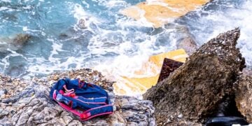 Συντρίμμια και προσωπικά αντικείμενα μεταναστών στη θαλάσσια περιοχή της Σάμου (φωτ.: EUROKINISSI / Μανώλης Θράβαλος)