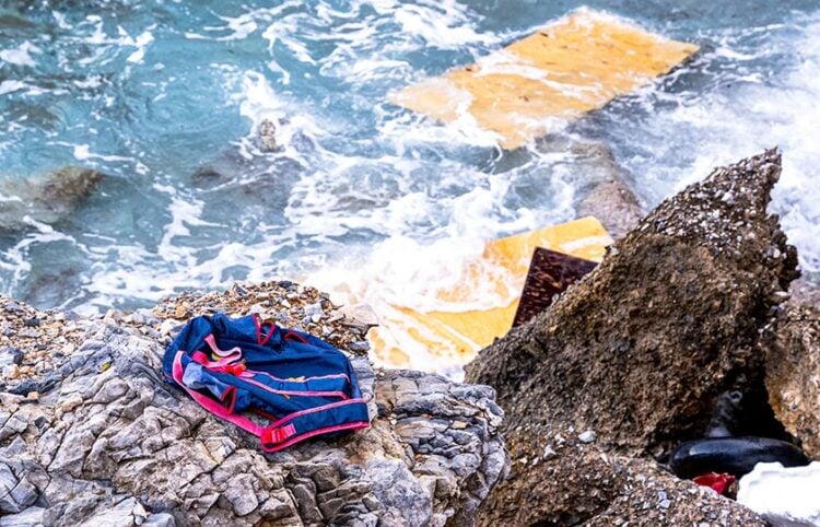 Συντρίμμια και προσωπικά αντικείμενα μεταναστών στη θαλάσσια περιοχή της Σάμου (φωτ.: EUROKINISSI / Μανώλης Θράβαλος)