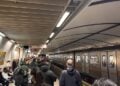 Πλήθος επιβατών περιμένει το μετρό το πρωί της Δευτέρας πριν ενημερωθεί για τη βλάβη (φωτ.: Γεωργία Βορύλλα)