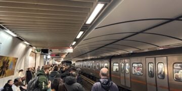 Πλήθος επιβατών περιμένει το μετρό το πρωί της Δευτέρας πριν ενημερωθεί για τη βλάβη (φωτ.: Γεωργία Βορύλλα)