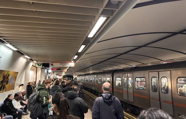 Πλήθος επιβατών περιμένει το μετρό το πρωί της Δευτέρας πριν ενημερωθεί για τη βλάβη (φωτ.: Γεωργία Βορύλλα)