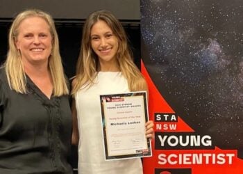 Η Michaela Loukas με το βραβείο της ανά χείρας (φωτ.: LinkedIn)