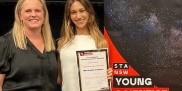 Η Michaela Loukas με το βραβείο της ανά χείρας (φωτ.: LinkedIn)