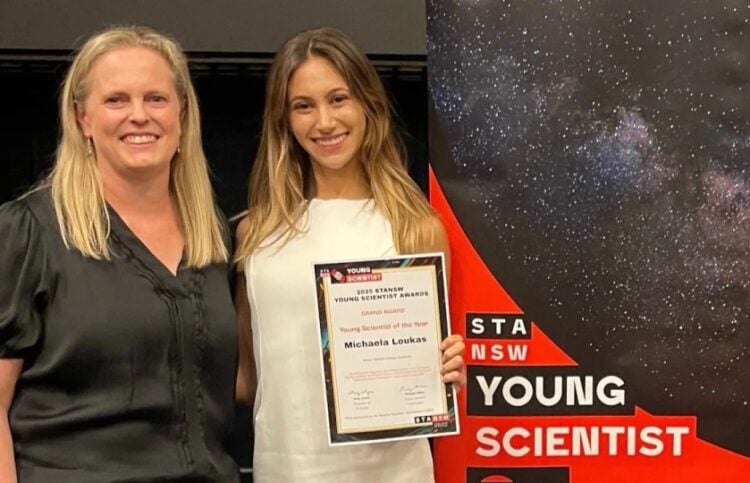 Η Michaela Loukas με το βραβείο της ανά χείρας (φωτ.: LinkedIn)