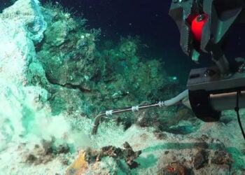 Ρομποτικός μηχανισμός λαμβάνει δείγματα από μια υδροθερμική πηγή στη Μήλο (φωτ.: MARUM – Center for Marine Environmental Sciences, University of Bremen)