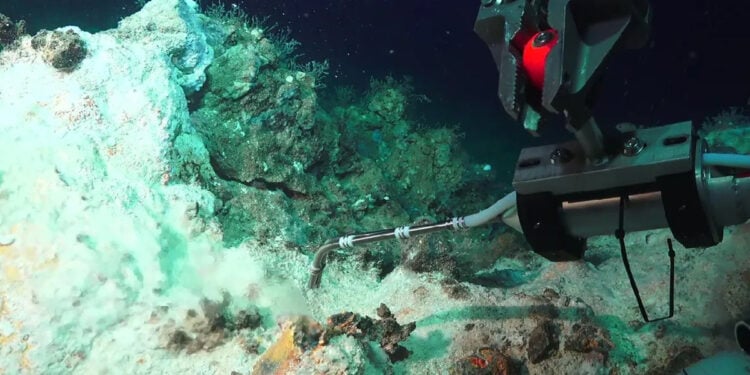 Ρομποτικός μηχανισμός λαμβάνει δείγματα από μια υδροθερμική πηγή στη Μήλο (φωτ.: MARUM – Center for Marine Environmental Sciences, University of Bremen)