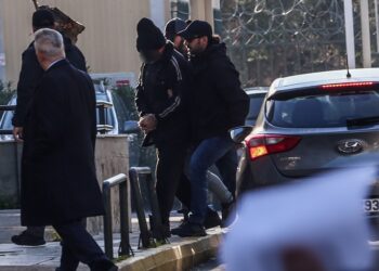 Ο 60χρονος φερόμενος μητροκτόνος οδηγείται στο ανακριτικό γραφείο, Τρίτη 30 Δεκεμβρίου 2025 (φωτ.: EUROKINISSI / Γιάννης Παναγόπουλος)