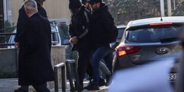 Ο 60χρονος φερόμενος μητροκτόνος οδηγείται στο ανακριτικό γραφείο, Τρίτη 30 Δεκεμβρίου 2025 (φωτ.: EUROKINISSI / Γιάννης Παναγόπουλος)