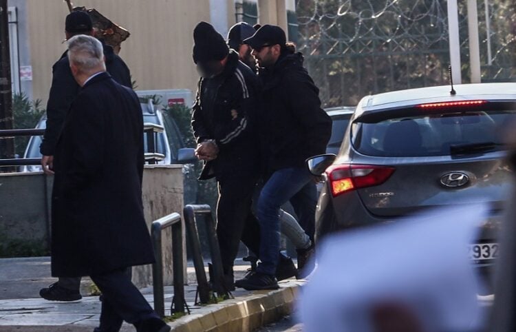 Ο 60χρονος φερόμενος μητροκτόνος οδηγείται στο ανακριτικό γραφείο, Τρίτη 30 Δεκεμβρίου 2025 (φωτ.: EUROKINISSI / Γιάννης Παναγόπουλος)