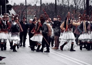 Μυστηριακοί, πανέμορφοι και χειμωνιάτικοι Μωμόγεροι στον Άγιο Δημήτριο Κοζάνης, με το φακό του Αθανάσιου Γκάντου. Πέμπτη 25 Δεκεμβρίου 2025 (φωτ.: Facebook / Αθανάσιος Γκάντος)