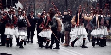 Μυστηριακοί, πανέμορφοι και χειμωνιάτικοι Μωμόγεροι στον Άγιο Δημήτριο Κοζάνης, με το φακό του Αθανάσιου Γκάντου, Πέμπτη 25 Δεκεμβρίου 2025 (φωτ.: Facebook / Αθανάσιος Γκάντος)