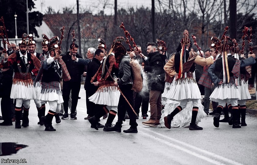 Μυστηριακοί, πανέμορφοι και χειμωνιάτικοι Μωμόγεροι στον Άγιο Δημήτριο Κοζάνης, με το φακό του Αθανάσιου Γκάντου. Πέμπτη 25 Δεκεμβρίου 2025 (φωτ.: Facebook / Αθανάσιος Γκάντος)
