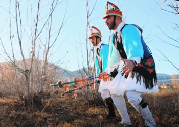 Μωμόγεροι σε... θέσεις μάχης (πηγή: Facebook / Giannis Ioannidis)