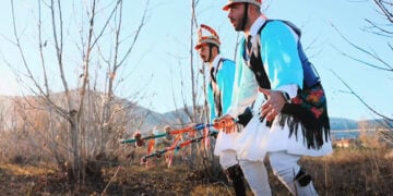 Μωμόγεροι σε... θέσεις μάχης (πηγή: Facebook / Giannis Ioannidis)