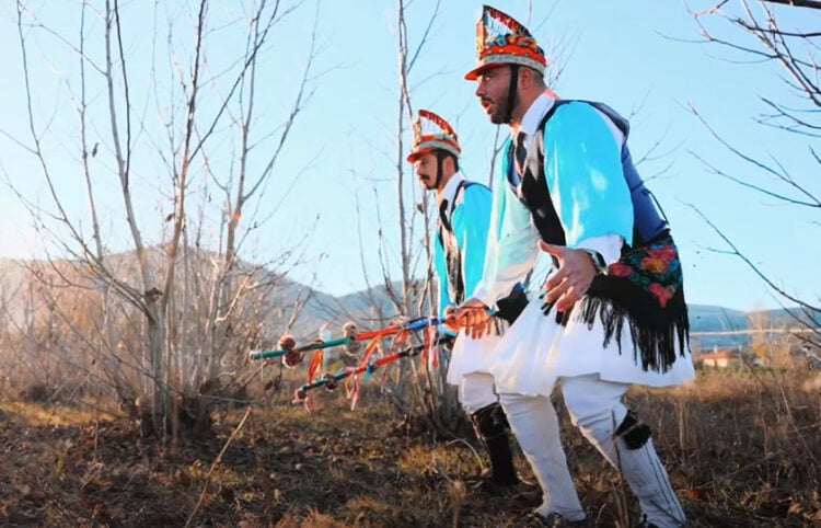 Μωμόγεροι σε... θέσεις μάχης (πηγή: Facebook / Giannis Ioannidis)