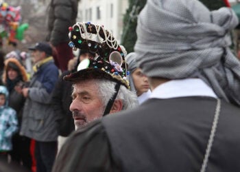 Η περικεφαλαία είναι σήμα κατατεθέν για έναν Μωμόγερο (φωτ.: Δήμος Κοζάνης)