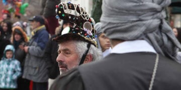 Η περικεφαλαία είναι σήμα κατατεθέν για έναν Μωμόγερο (φωτ.: Δήμος Κοζάνης)