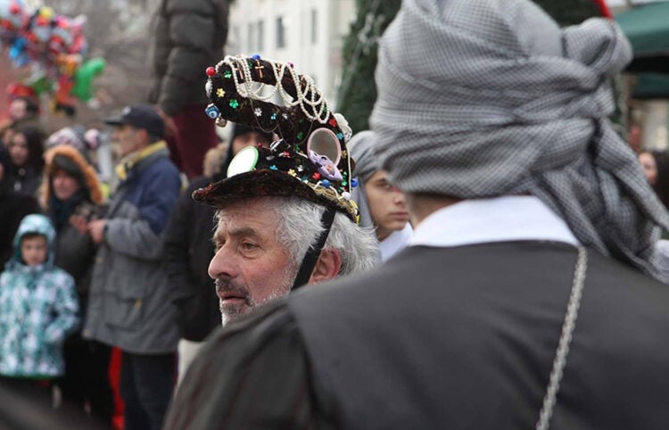 Η περικεφαλαία είναι σήμα κατατεθέν για έναν Μωμόγερο (φωτ.: Δήμος Κοζάνης)
