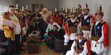 Μωμόγεροι παντού, και στο γραφείο του δημάρχου Νίκου Κουτσογιάννη (φωτ.: Facebook / Δήμος Ηρωϊκής Πόλης Νάουσας)