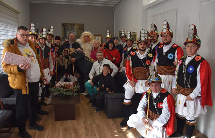 Μωμόγεροι παντού, και στο γραφείο του δημάρχου Νίκου Κουτσογιάννη (φωτ.: Facebook / Δήμος Ηρωϊκής Πόλης Νάουσας)