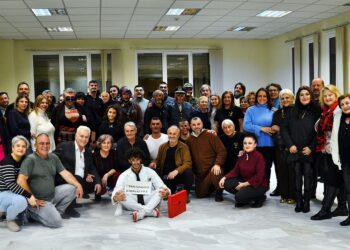 Στο πρώην Δημαρχείο Πεύκων, Δευτέρα 29 Δεκεμβρίου 2025 (φωτ.: Facebook / Nikos Alvanoudis)