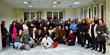 Στο πρώην Δημαρχείο Πεύκων, Δευτέρα 29 Δεκεμβρίου 2025 (φωτ.: Facebook / Nikos Alvanoudis)