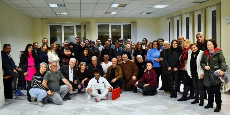 Στο πρώην Δημαρχείο Πεύκων, Δευτέρα 29 Δεκεμβρίου 2025 (φωτ.: Facebook / Nikos Alvanoudis)