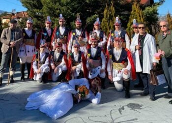 Στον κατάλογο των προστίμων υπάρχει ειδική πρόβλεψη για τη νύφη, που εδώ την βλέπουμε να χαλαρώνει ανάμεσα στους Μωμόγερους της Ευξείνου Λέσχης Βέροιας (φωτ.: Facebook / Εύξεινος Λέσχη Βέροιας)