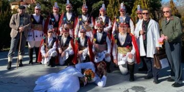 Στον κατάλογο των προστίμων υπάρχει ειδική πρόβλεψη για τη νύφη, που εδώ την βλέπουμε να χαλαρώνει ανάμεσα στους Μωμόγερους της Ευξείνου Λέσχης Βέροιας (φωτ.: Facebook / Εύξεινος Λέσχη Βέροιας)