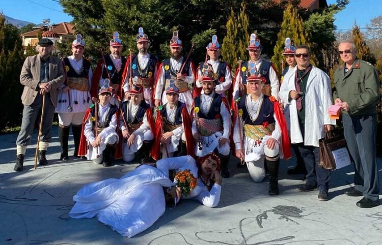 Στον κατάλογο των προστίμων υπάρχει ειδική πρόβλεψη για τη νύφη, που εδώ την βλέπουμε να χαλαρώνει ανάμεσα στους Μωμόγερους της Ευξείνου Λέσχης Βέροιας (φωτ.: Facebook / Εύξεινος Λέσχη Βέροιας)