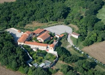 Πατριαρχική και Σταυροπηγιακή Μονή Αγίου Αθανασίου Σφηνίτσας (φωτ.: Facebook / Experience.Imathia)