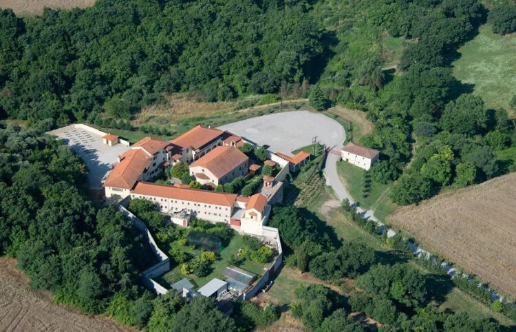 Πατριαρχική και Σταυροπηγιακή Μονή Αγίου Αθανασίου Σφηνίτσας (φωτ.: Facebook / Experience.Imathia)