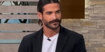 O Άρης Μουγκοπέτρος κατά τη διάρκεια τηλεοπτικής συνέντευξης, 21 Νοεμβρίου 2025 (φωτ.: Facebook / Αρης Μουγκοπέτρος - Aris Mougopetros Fan Club)